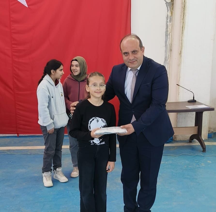 Afyonkarahisar'da 29 Ekim Cumhuriyet Bayramı çeşitli ilçelerde coşkuyla kutlandı. Sandıklı'da