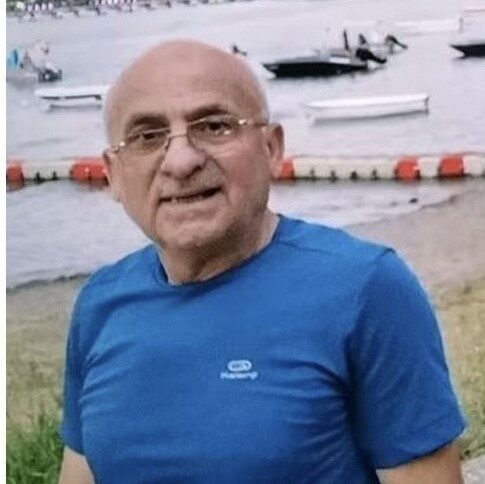 Denizli'nin Pamukkale ilçesinde, 68 yaşındaki Hilmi Bulat, bahçesindeki ağaçları budarken