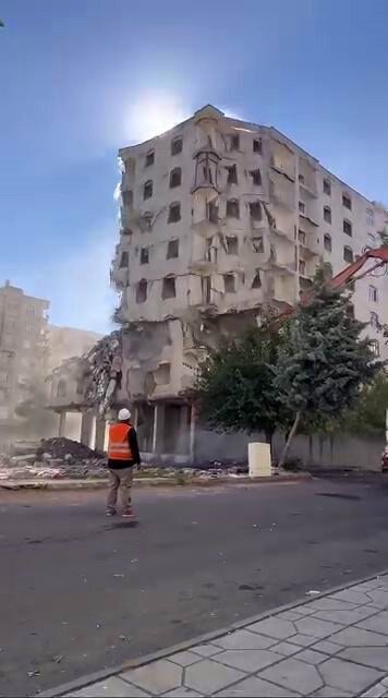 Diyarbakır'da Kahramanmaraş'taki depremlerden etkilenen 7 katlı bir bina, yıkım çalışması