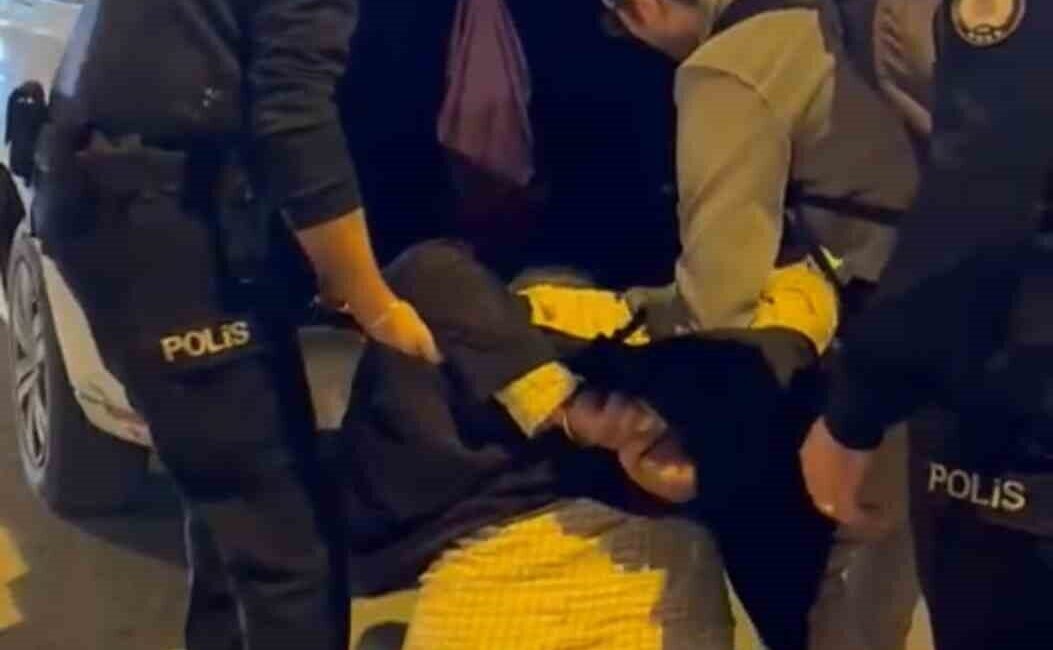 Alkol ve Psikolojik Sorunları Olan Şahıs, Polislere Saldırdı: O Anlar Kameraya Yansıdı Ankara'nın Keçiören ilçesinde psikolojik sıkıntıları olan ve alkol etkisindeki D.U.