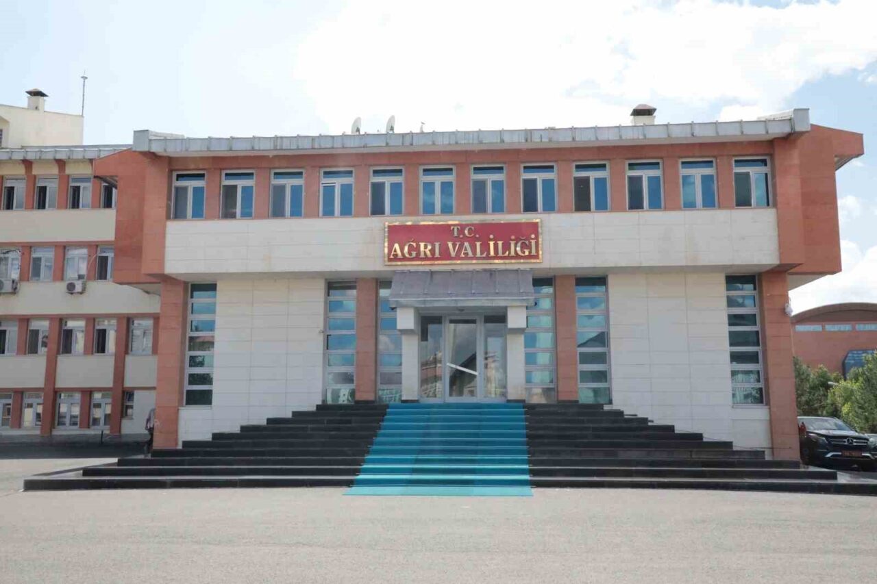 Ağrı Valiliği, sosyal medyada yayılan bir kişinin ineği aracının arkasına