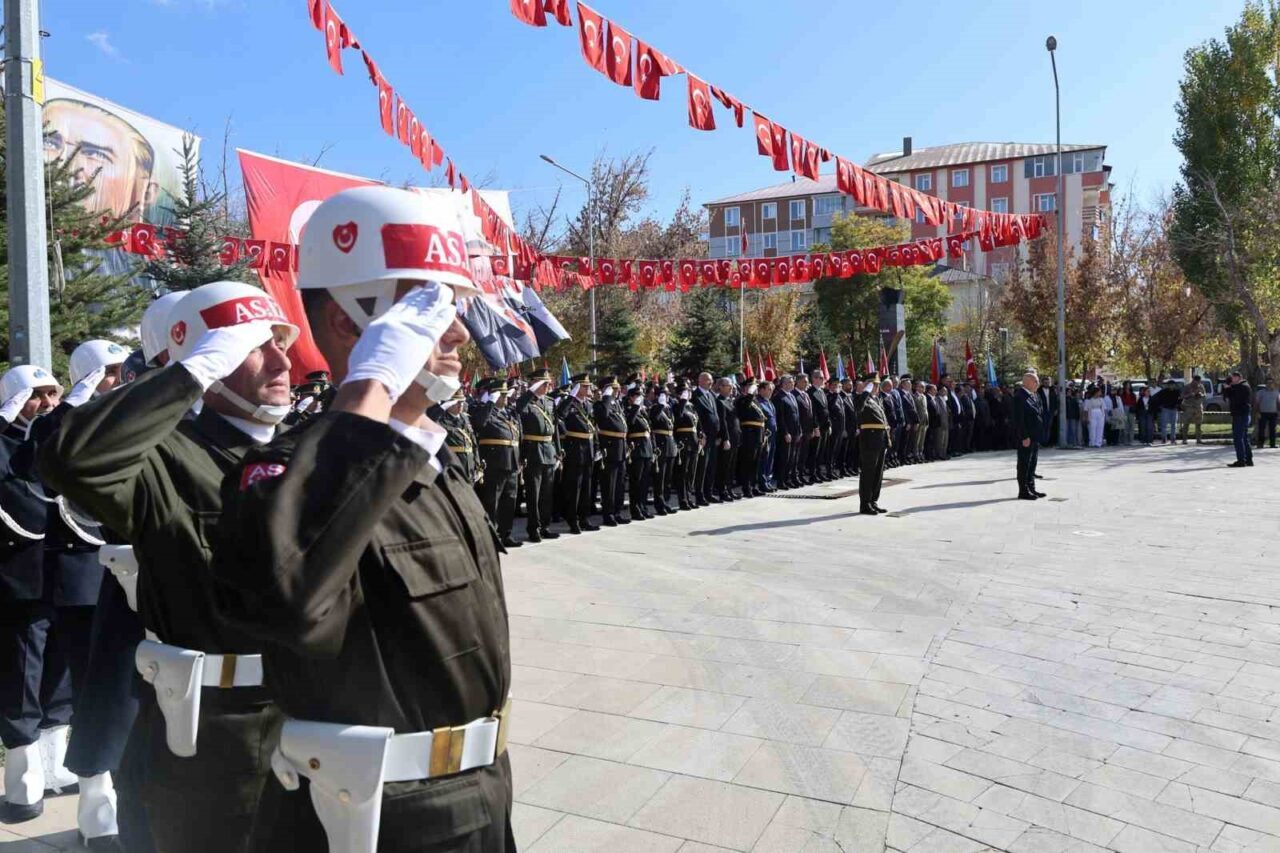 Ağrı'da Cumhuriyetin 102. yılı dolayısıyla Abide Meydanı'nda çelenk sunma töreni