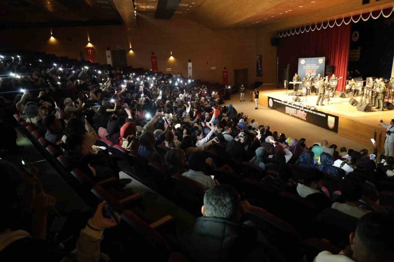 Ağrı'da 9'uncu Kolordu Bölge Bando Komutanlığı tarafından düzenlenen Hafif Müzik