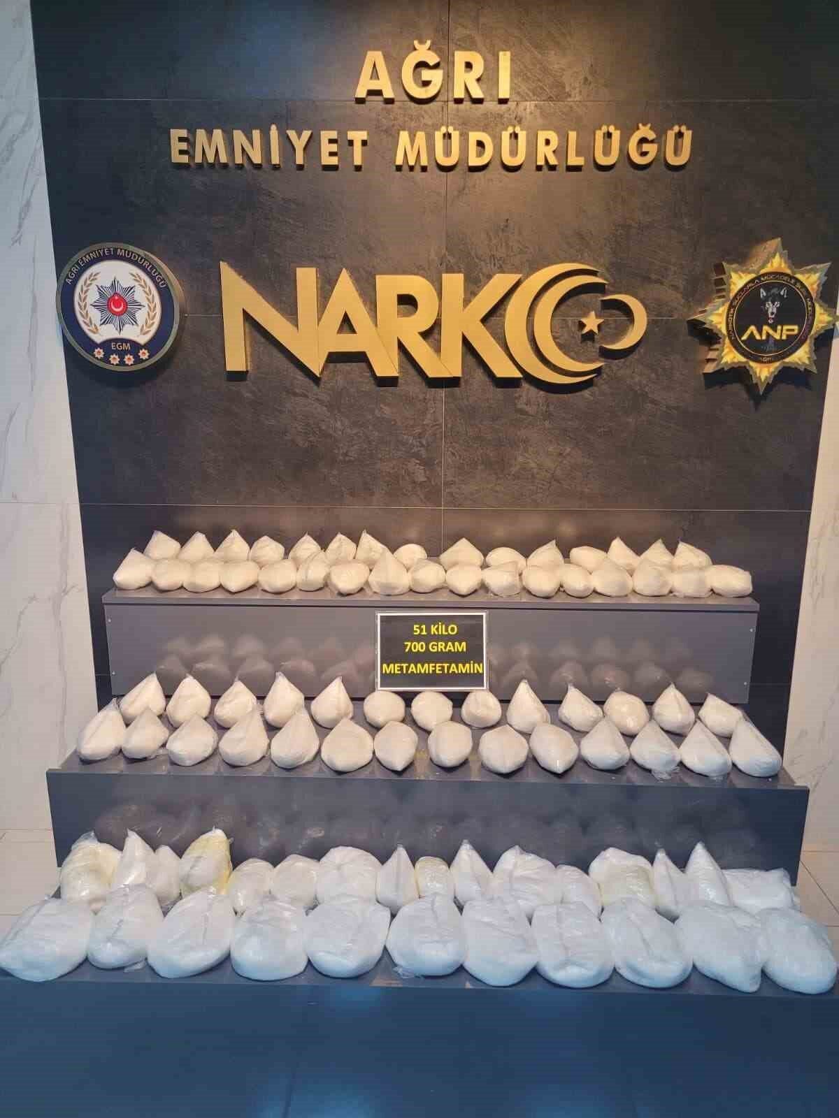 Ağrı’da gerçekleştirilen operasyonda, polis ekipleri bir araçta 51 kilo 700