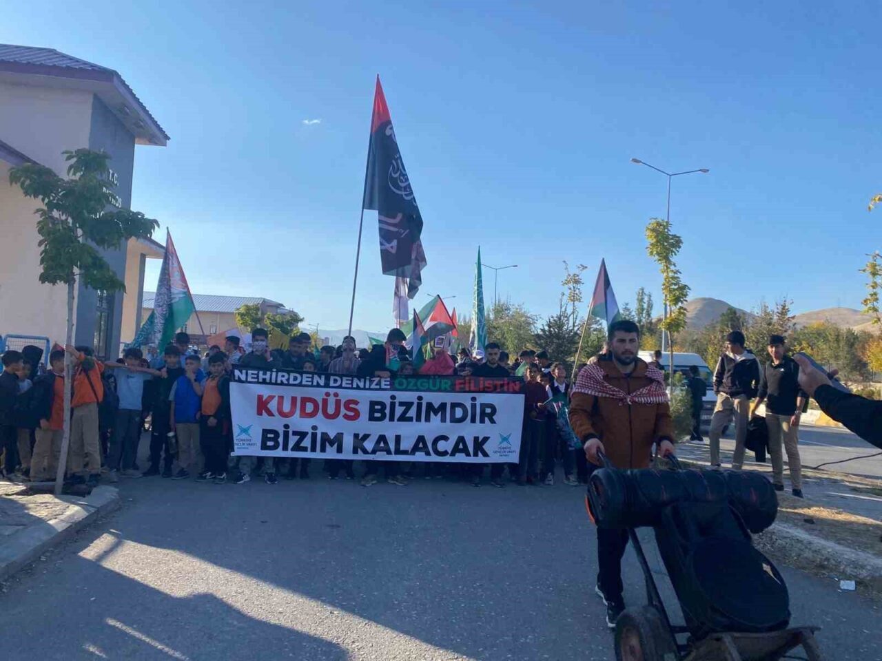 Patnos'ta, Gazze’ye yönelik saldırılara karşı binlerce kişi yürüyüş düzenledi. İslami