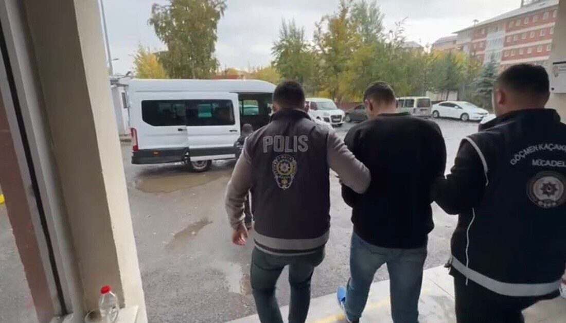 Ağrı'da düzenlenen operasyon sonucunda 3 göçmen kaçakçılığı organizatörü tutuklanırken, 5