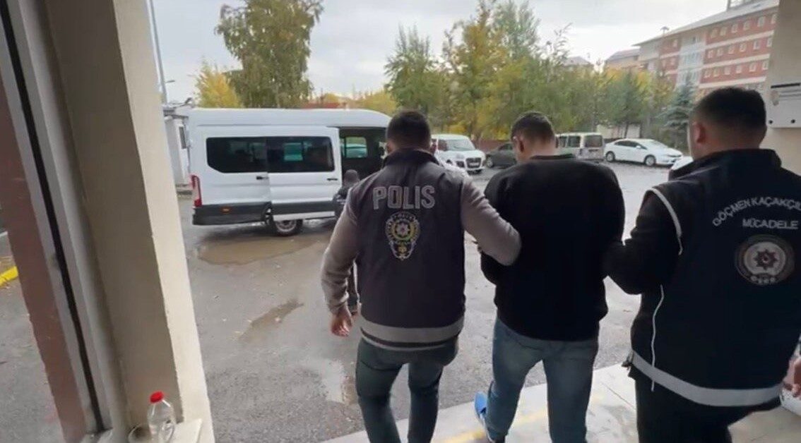 Ağrı'da gerçekleştirilen operasyonlarda üç göçmen kaçakçısı tutuklanırken, beş düzensiz göçmen