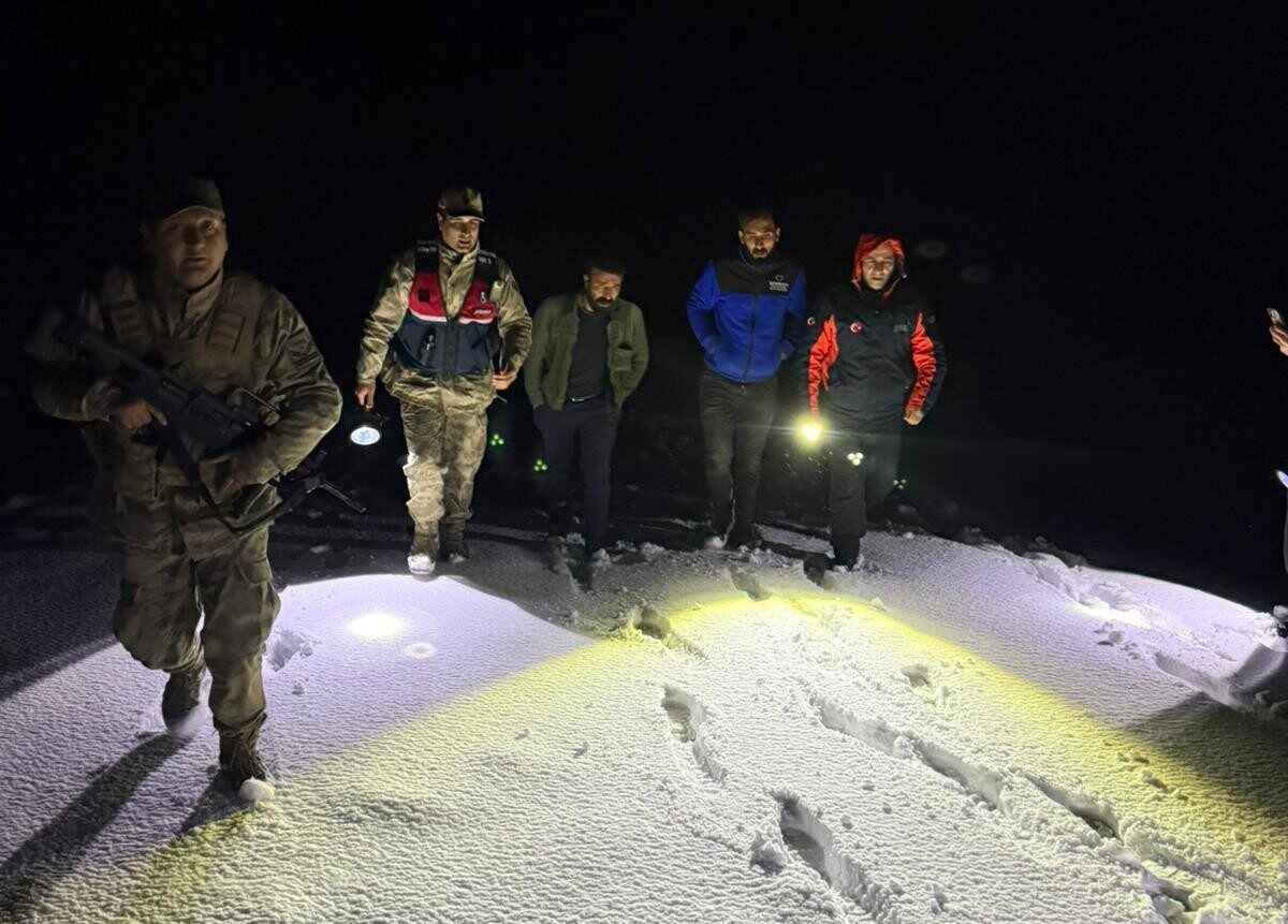 Ağrı'nın Doğubayazıt ilçesine bağlı Bezirhane köyünde kara saplanan araçtaki 2