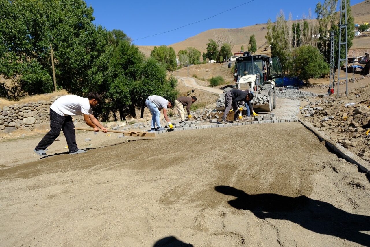 Ağrı'da Hamur ve Tutak ilçelerinde köy yollarının yapımı tamamlandı. Hamur'da