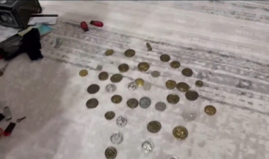 Ağrı’da Gerçekleştirilen Operasyonda Sahte Para ve Tarihi Sikke Ele Geçirildi, Bir Kişi Tutuklandı Ağrı'da gerçekleştirilen operasyonda, sahte dolarlar, tarihi sikke ve çeşitli suç