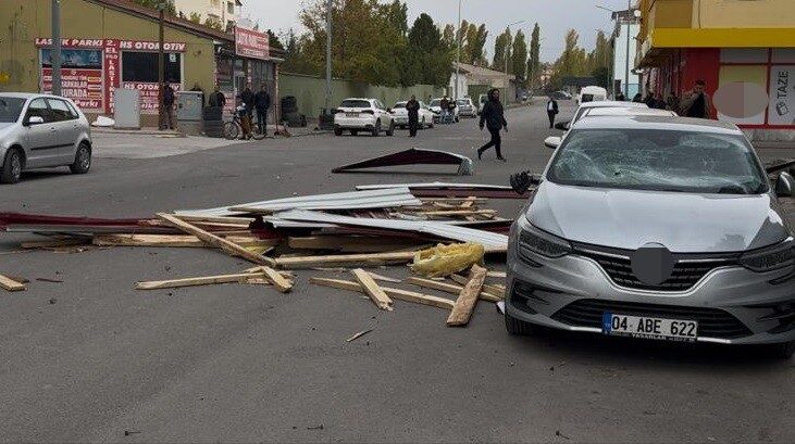 Patnos'ta ani başlayan şiddetli rüzgar, birçok binanın çatısını uçurarak sokaklarda