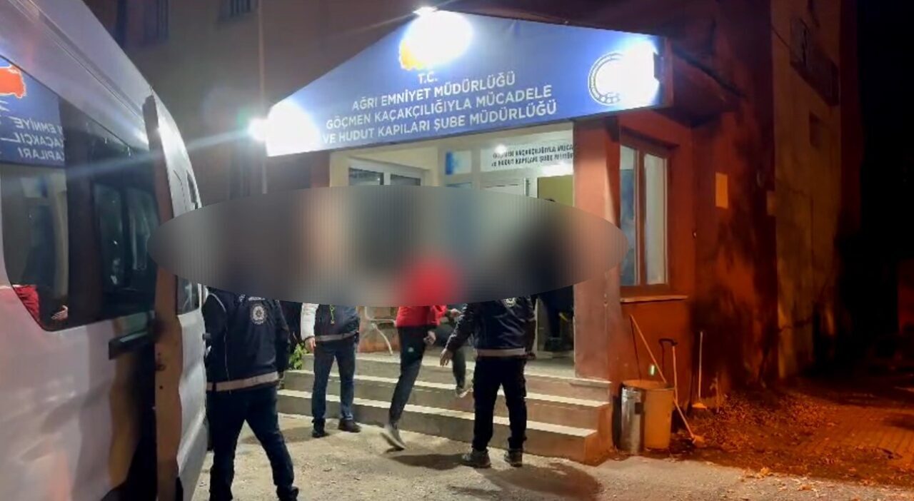 Ağrı'da yapılan denetimler sonucunda bir tırda 16 düzensiz göçmen ve