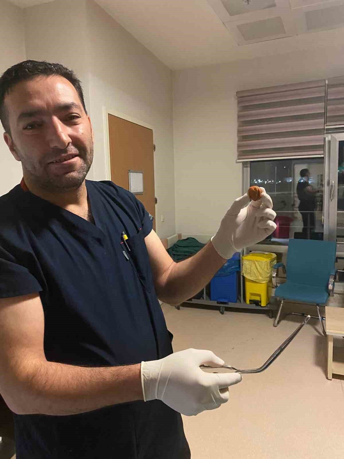 Ağrı'da 25 yaşındaki zihinsel engelli bir kadın, yanlışlıkla ceviz yuttu.