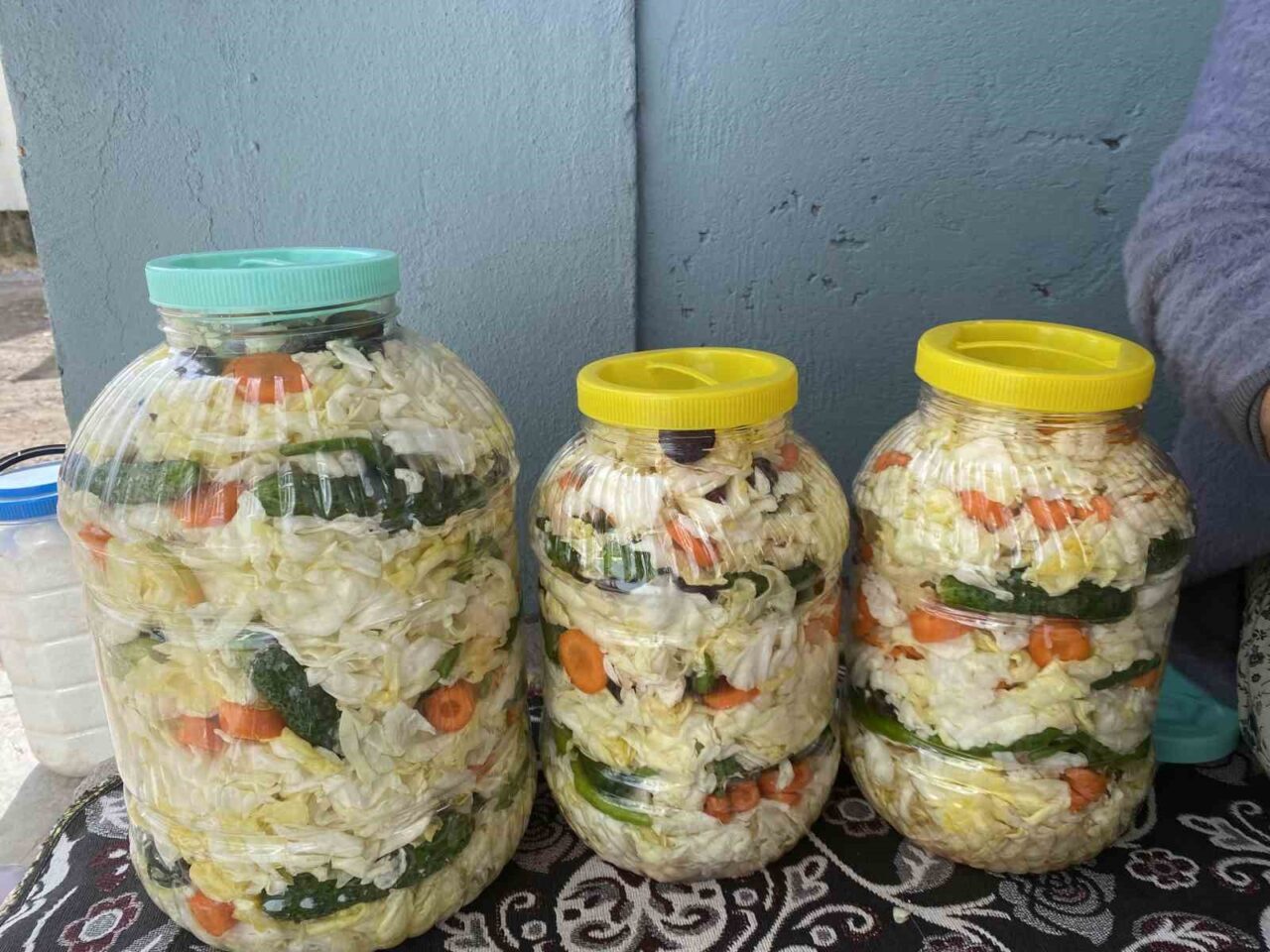 Ağrı’nın Patnos ilçesinde kadınlar, kış için geleneksel yöntemlerle lahana turşusu