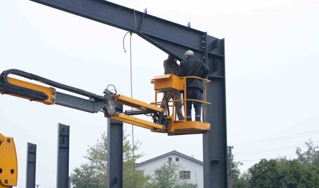 Düzce Belediyesi, Aziziye Mahallesi'nde inşa edilen Tuhafiyeciler Kapalı Pazar projesinde