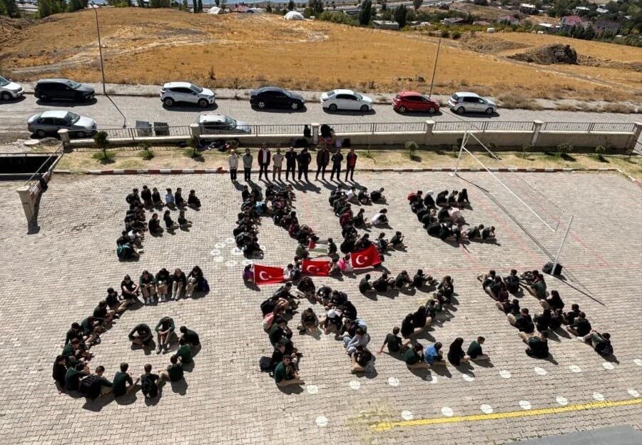 Bitlis'in Ahlat ilçesinde, Çağrıbey İlkokulu/Ortaokulu ve Ali Ayber Anadolu Lisesi