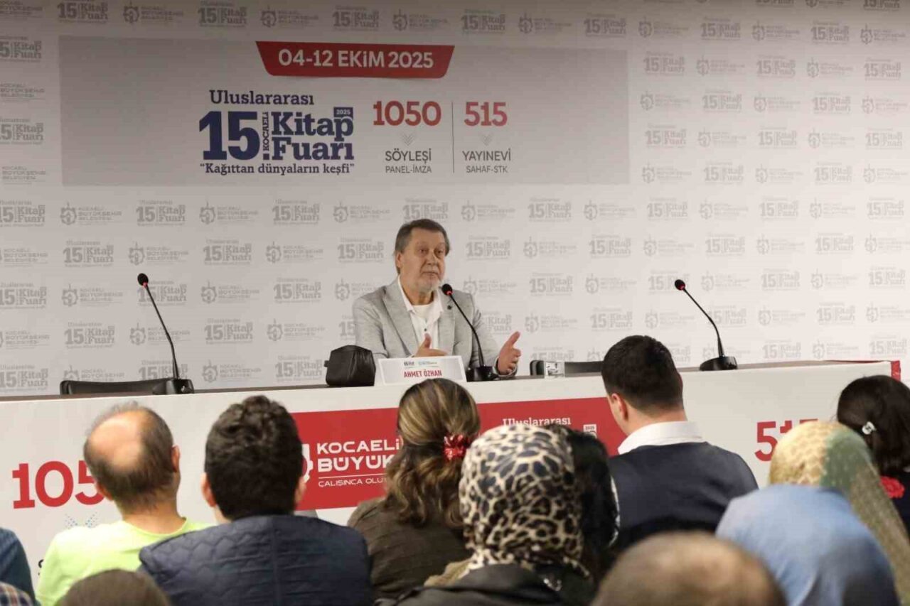 Kocaeli Kitap Fuarı'nda söyleşi yapan sanatçı Ahmet Özhan, Gazze'deki ateşkesi