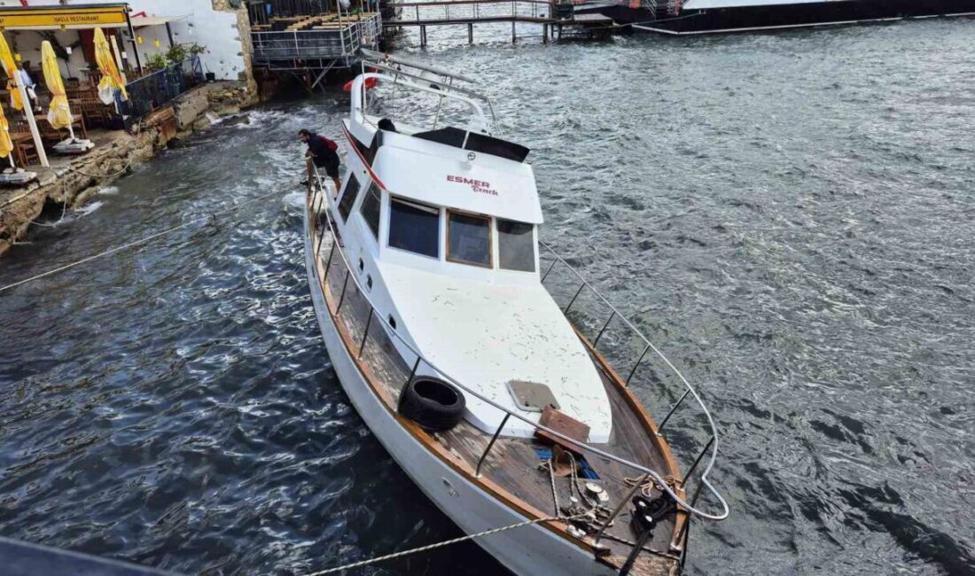 Muğla'nın Bodrum ilçesinde olumsuz hava koşulları nedeniyle Kumbahçe Koyu'nda demirli