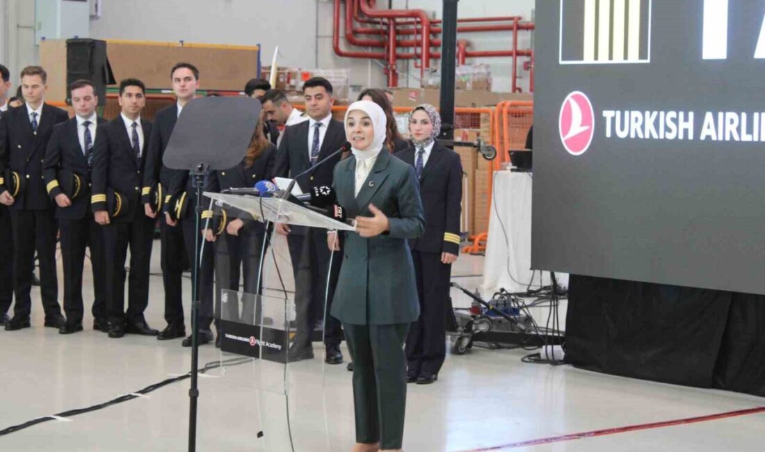 Aydın'daki Türk Hava Yolları (THY) Uçuş Akademisi mezuniyet törenine katılan