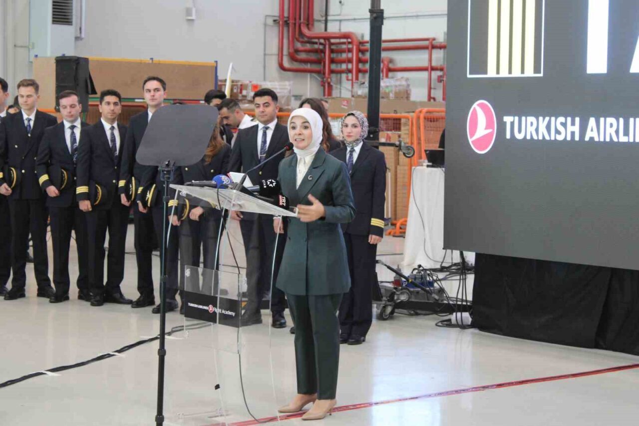 Aydın'daki Türk Hava Yolları (THY) Uçuş Akademisi mezuniyet törenine katılan