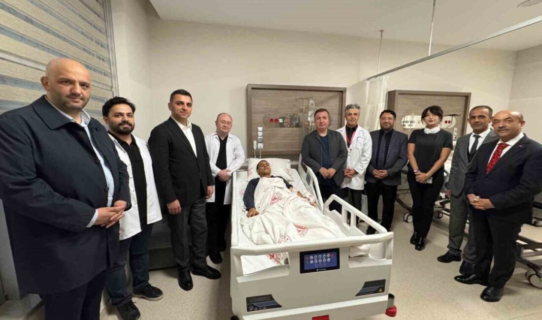Erzincan Valisi Hamza Aydoğdu, apandisit tedavisi gören üniversite öğrencisi Furkan