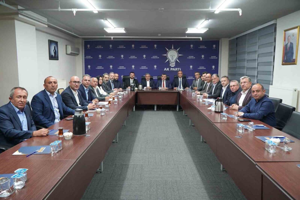AK Parti Kayseri İl Başkanlığı, Saha Çalışmalarını Gözden Geçirmek Üzere İlçe Başkanlarıyla Bir Araya Geldi