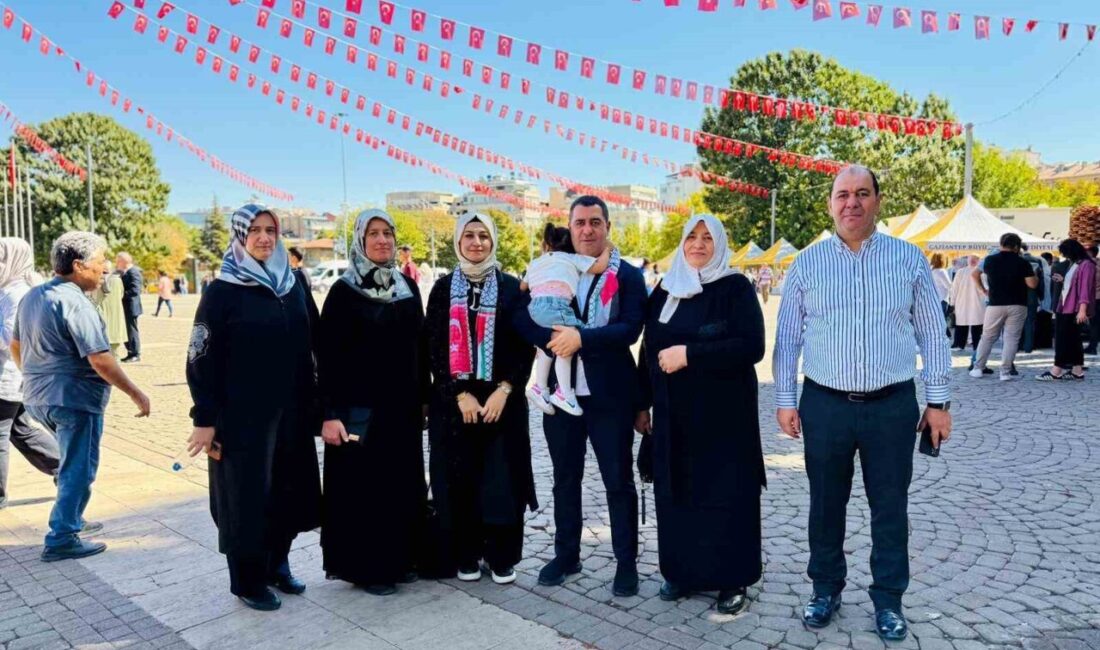 AK Parti Gaziantep Milletvekili Bünyamin Bozgeyik, ailesiyle birlikte "Gazze İçin