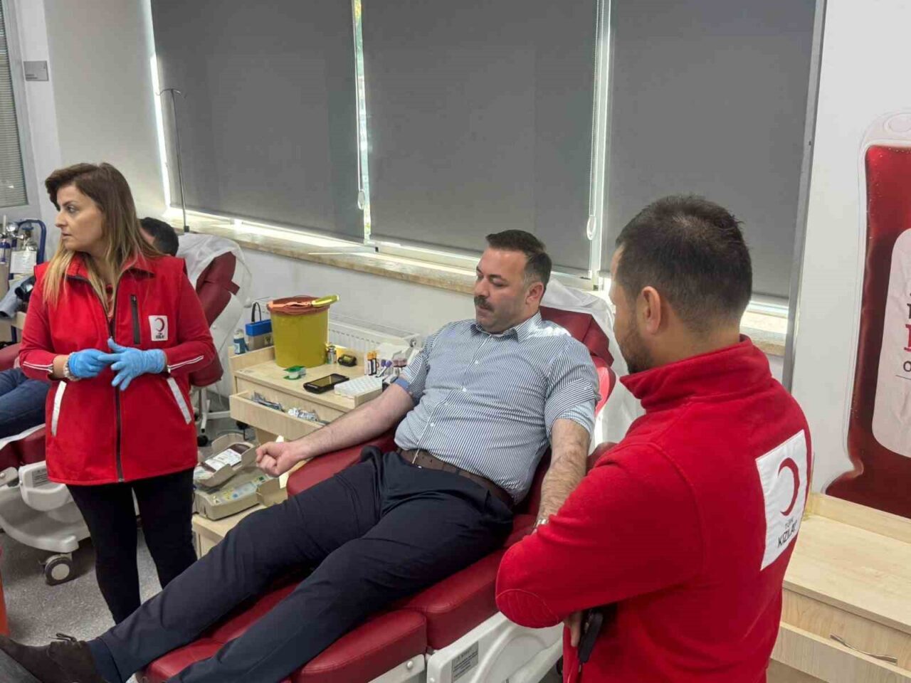 AK Parti, Kızılay haftası dolayısıyla kan bağışı etkinliği düzenledi. Etkinliğe