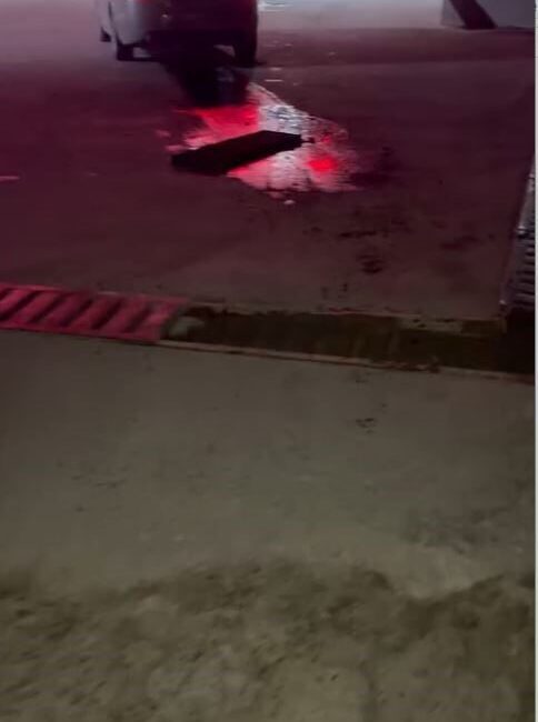 Hadımköy’deki akaryakıt istasyonu girişinde mazgal çarpması sonucu otomobil hasar gördü İstanbul Hadımköy'de bir otomobil, akaryakıt istasyonuna girmek isterken yerinden çıkan