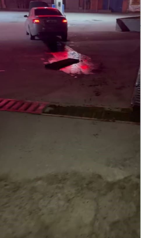 İstanbul Hadımköy'de bir otomobil, akaryakıt istasyonuna girmek isterken yerinden çıkan