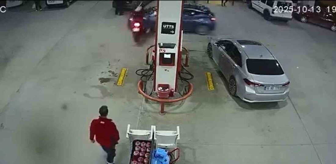 Balıkesir’de Akaryakıt İstasyonunda Motosiklet ve Otomobil Arasında Kaza Anları Kameralara Yansıdı Balıkesir’in Altıeylül ilçesindeki bir akaryakıt istasyonunda motosiklet ve otomobilin çarpıştığı