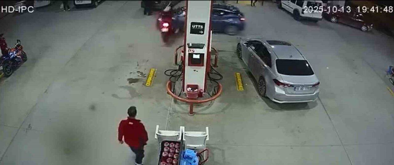 Balıkesir’in Altıeylül ilçesindeki bir akaryakıt istasyonunda motosiklet ve otomobilin çarpıştığı