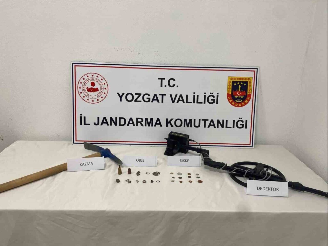 Yozgat'ın Akdağmadeni ilçesinde define arayan Z.B., jandarma tarafından suçüstü yakalanarak