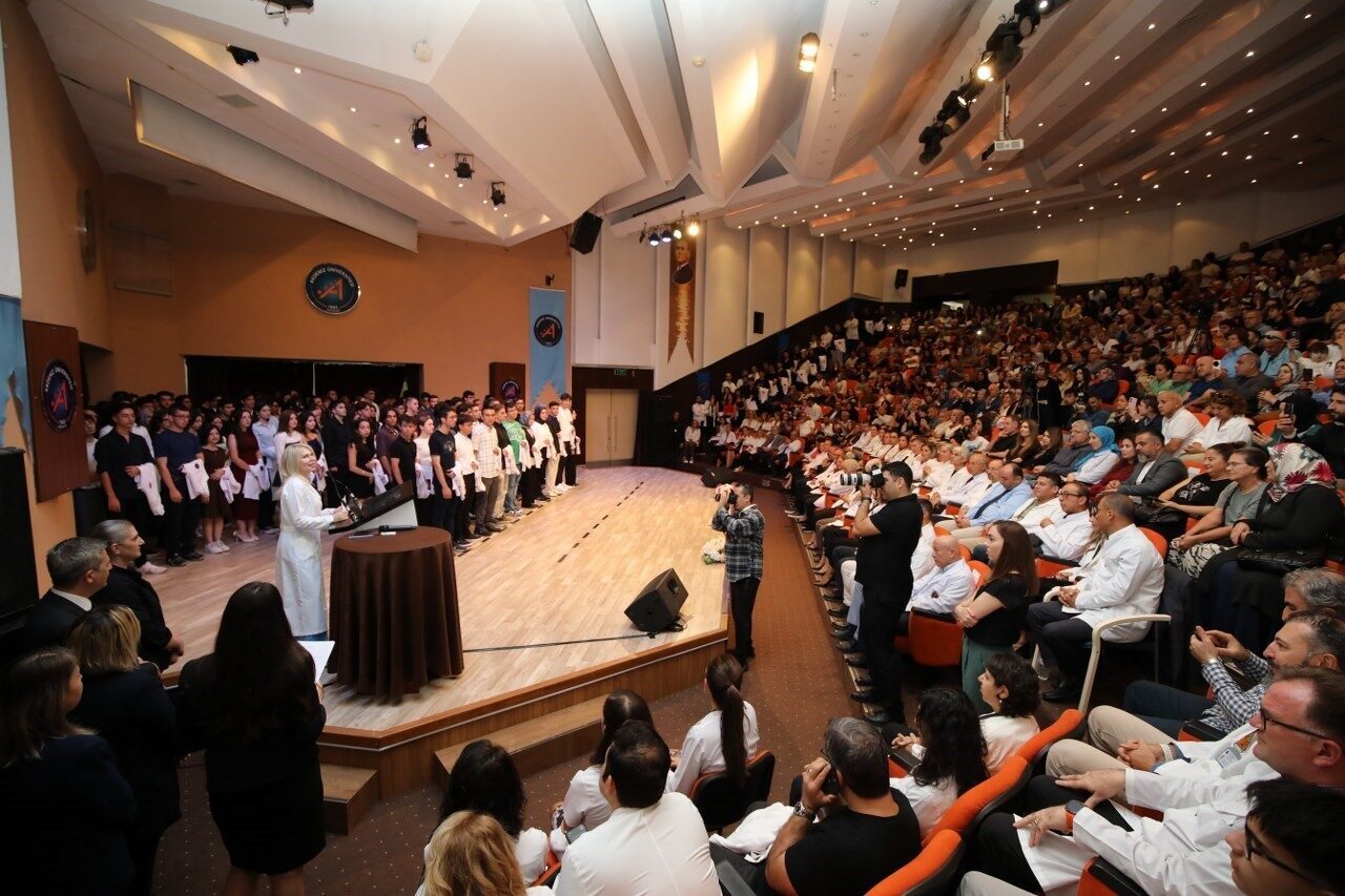 Akdeniz Üniversitesi Tıp Fakültesi, 343 birinci sınıf öğrencisinin beyaz önlük