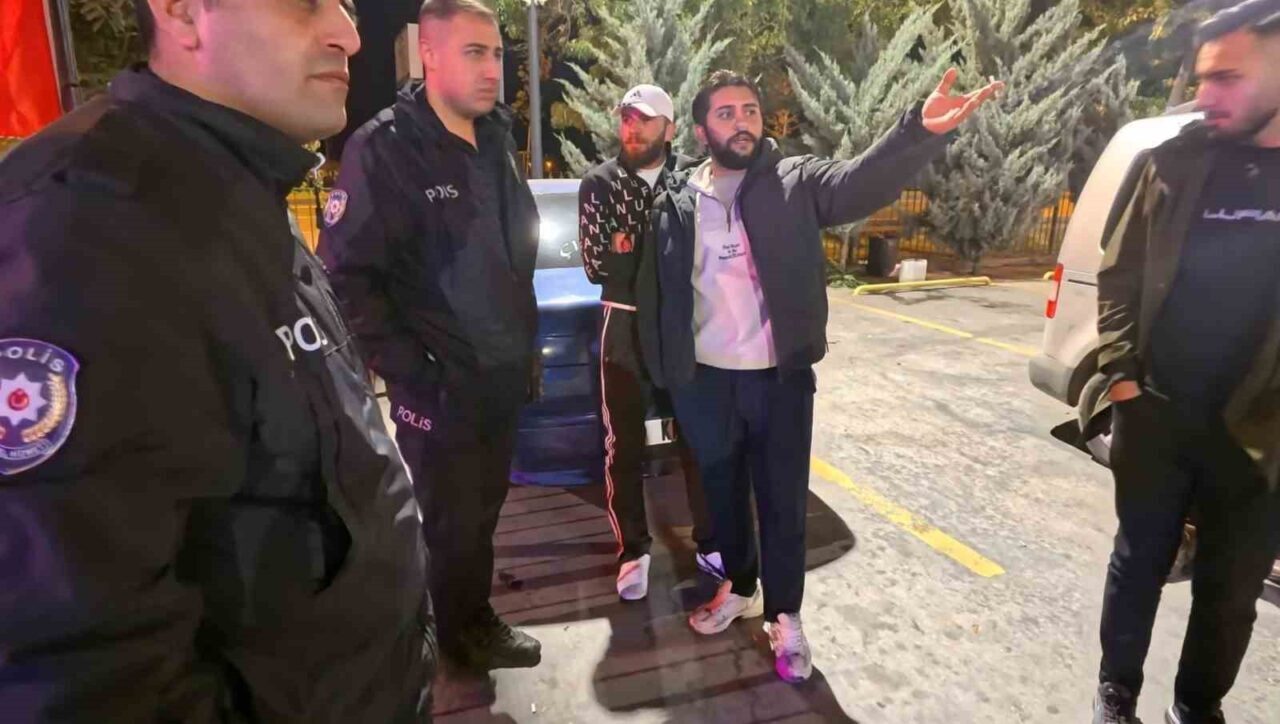 Aksaray'da açık alanda alkol tüketen Sami P. ve Emirhan Ç.,