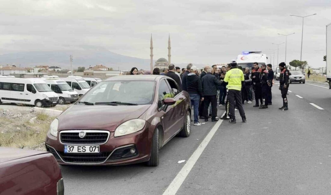 Aksaray'da, intihar eden polis memuru Ahmet Derin'in cenazesi sonrası konvoyda