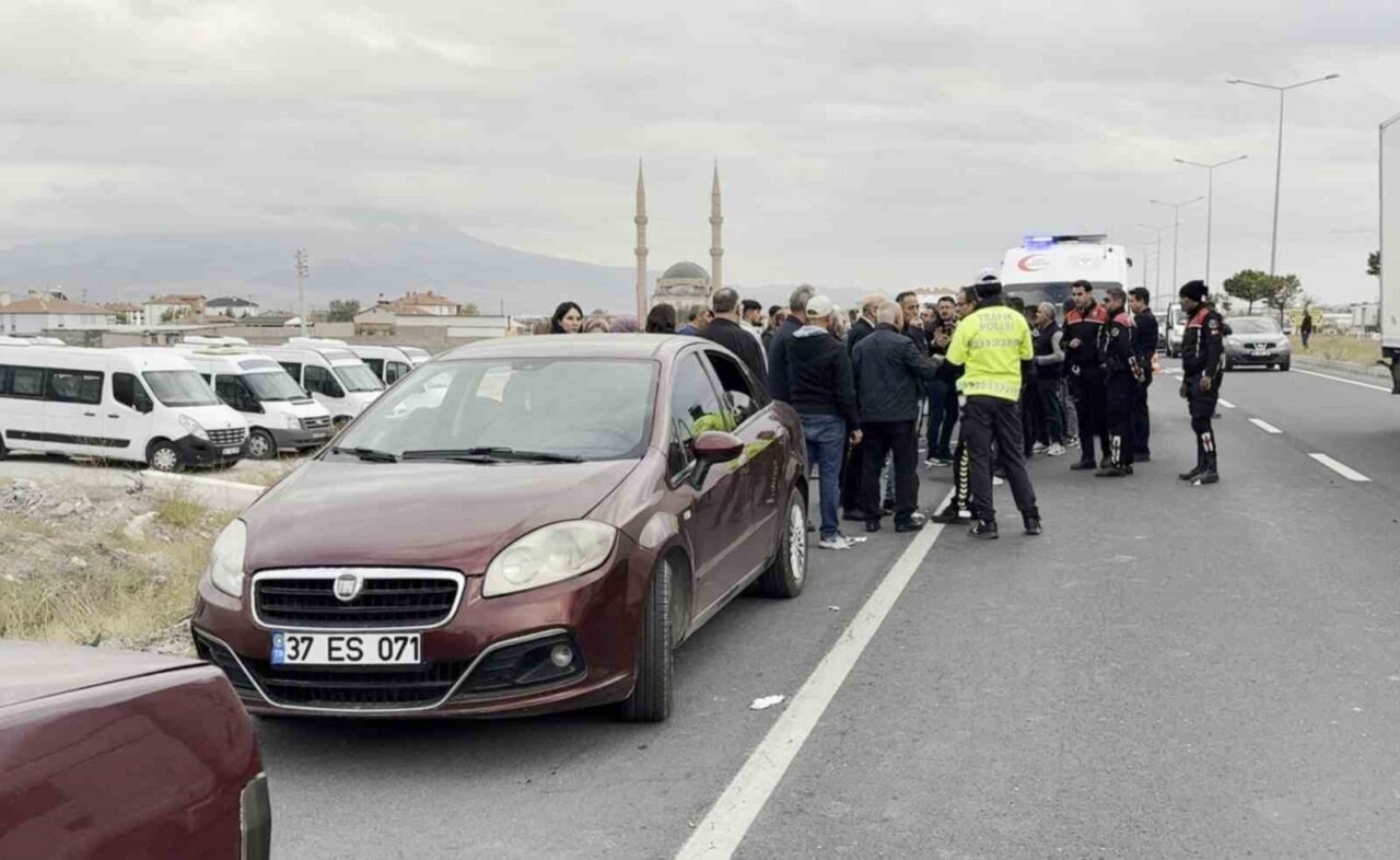 Aksaray'da, intihar eden polis memuru Ahmet Derin'in cenazesi sonrası konvoyda