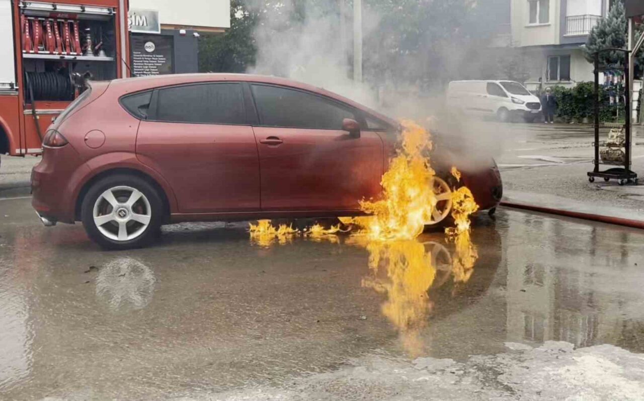 Aksaray'da seyir halindeyken yanmaya başlayan 68 ADG 044 plakalı otomobilin