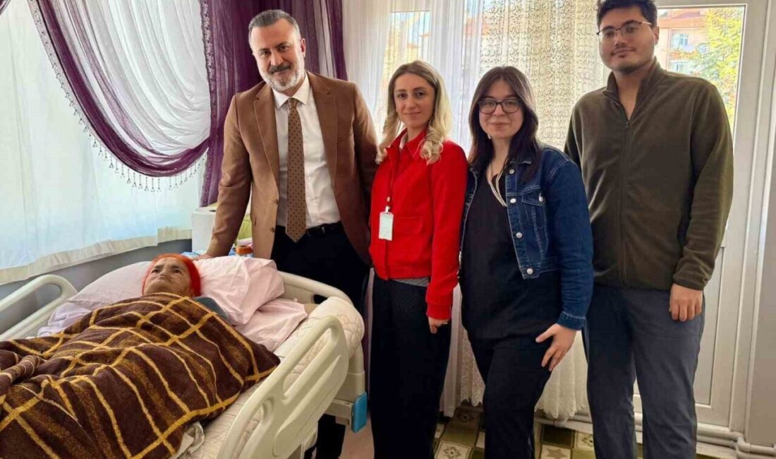 Akşehir İlçe Devlet Hastanesi yöneticileri, evde sağlık hizmetlerinden yararlanan hastaları