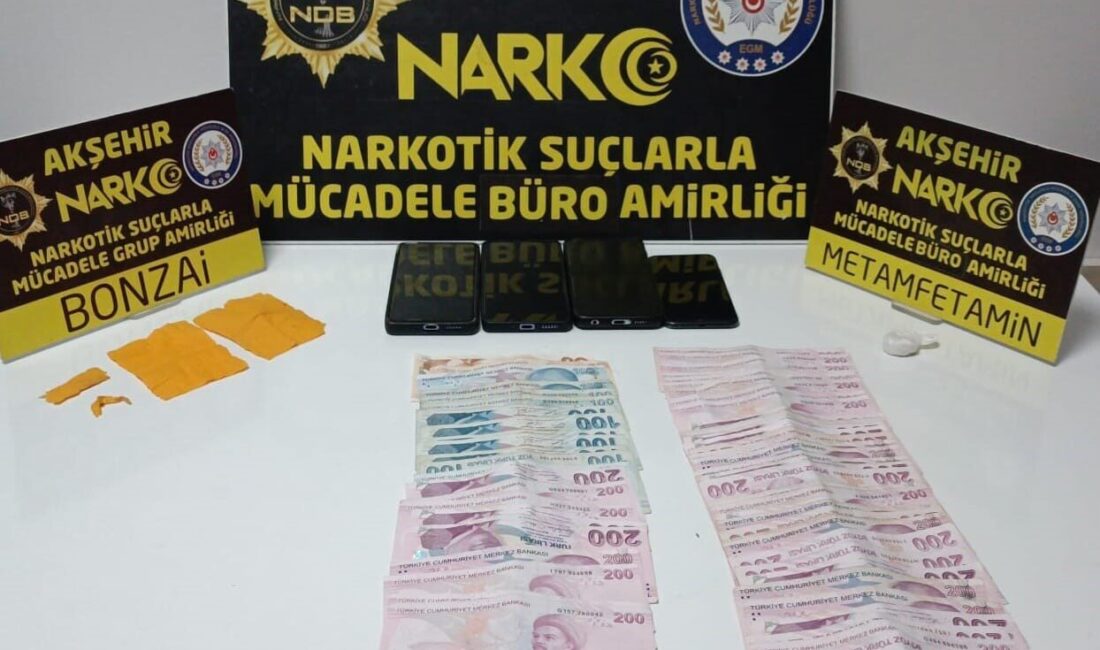 Akşehir’de Uyuşturucu Operasyonunda 800 Kağıt Bonzai ve Haplar Ele Geçirildi Konya'nın Akşehir ilçesinde polis, uyuşturucu operasyonunda 800 kullanımlık kağıt bonzai