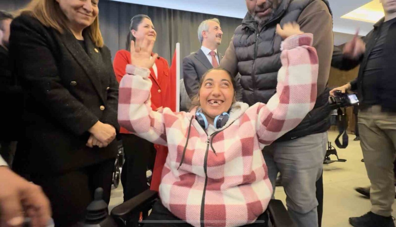 Edirne’de 21 Yaşındaki Engelli Birey Hazal Kara, Akülü Sandalyeye Kavuşunca Yaşadığı Duygusal Anlarla Gözyaşlarını Tutamadı