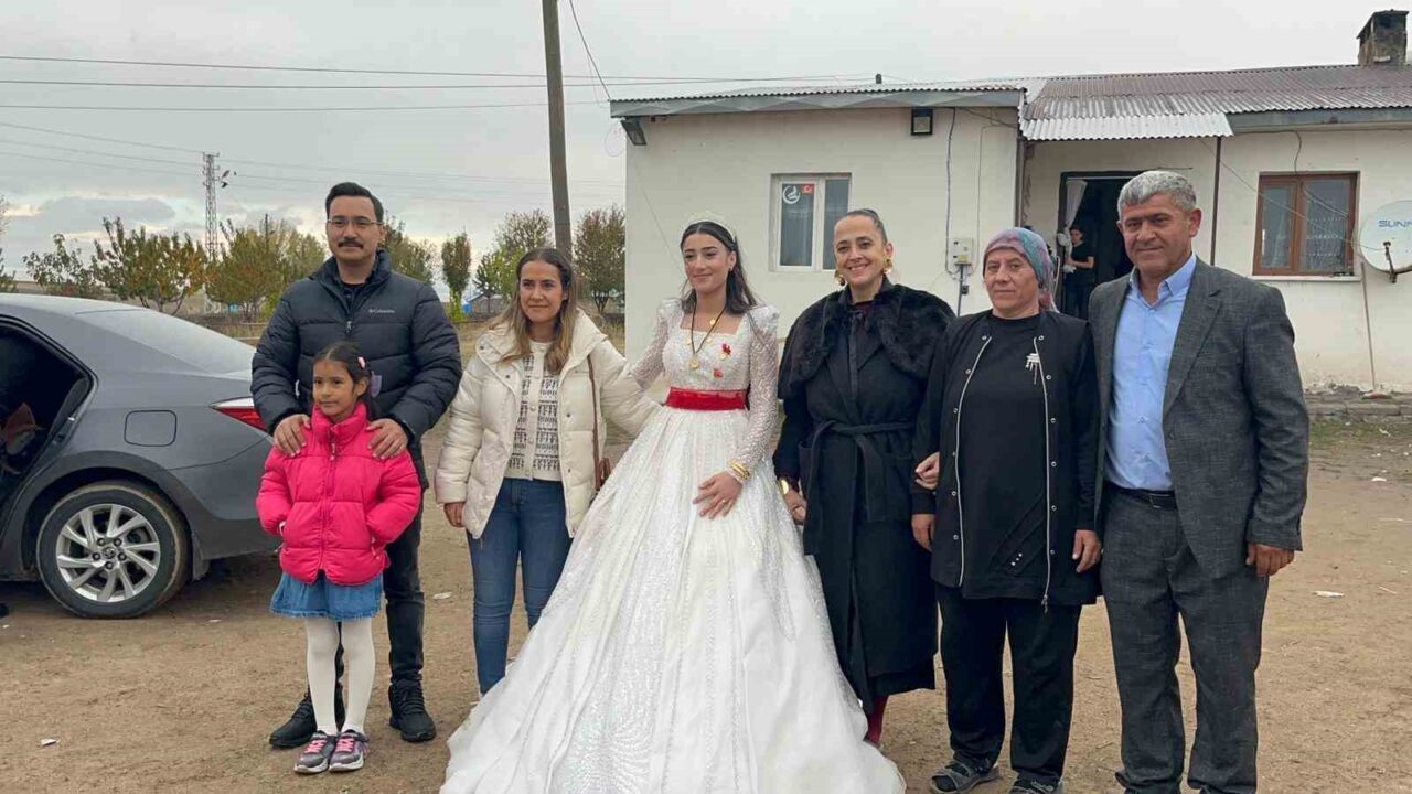 Akyaka Kaymakamı İsmail Demirtaş, Esenyayla Köyü’nde Düğün Törenine Katıldı ve Çiftlere Mutluluk Diledi