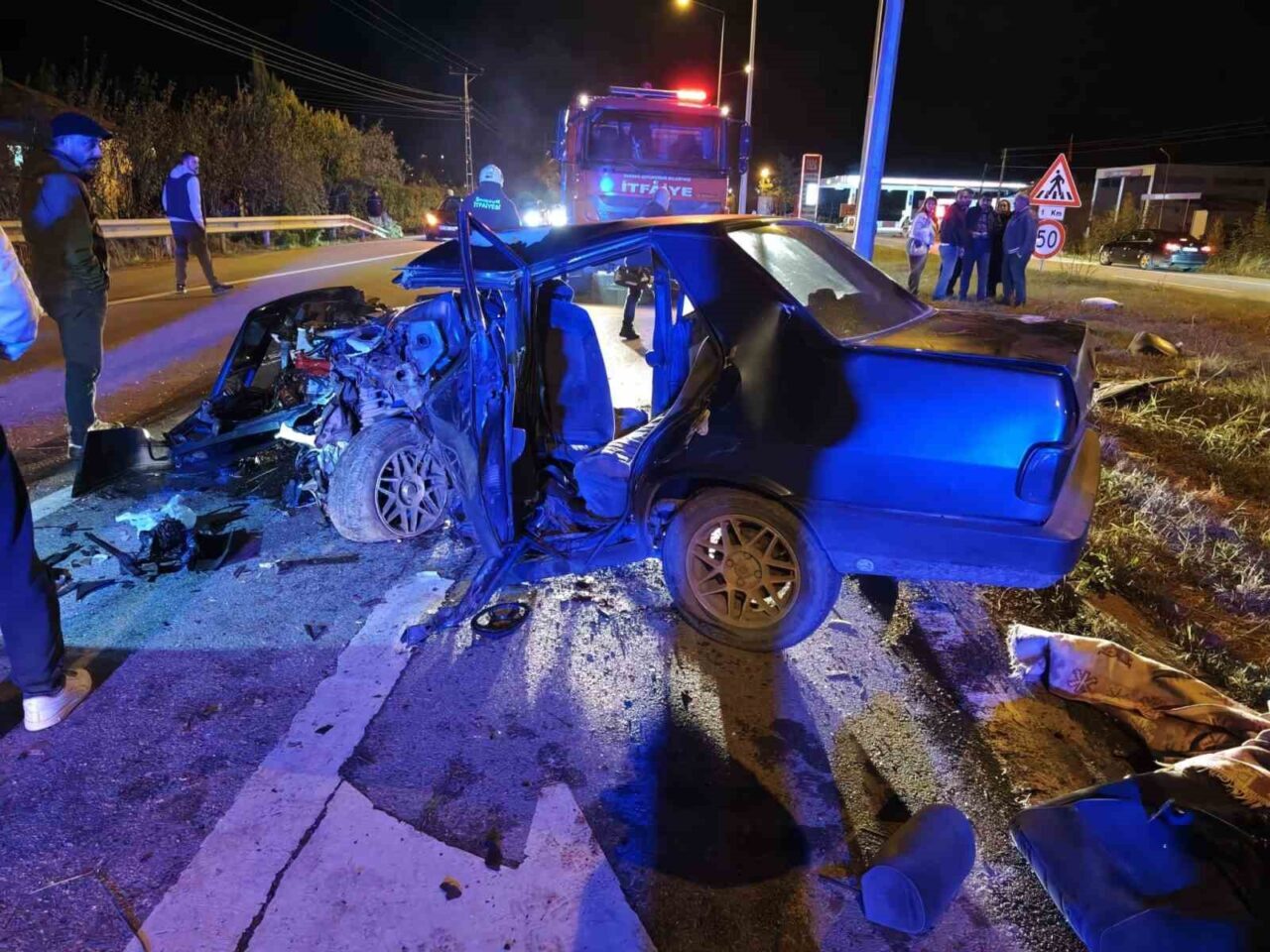 Samsun'un Bafra ilçesinde, Mustafa E. yönetimindeki Tofaş otomobil aydınlatma direğine