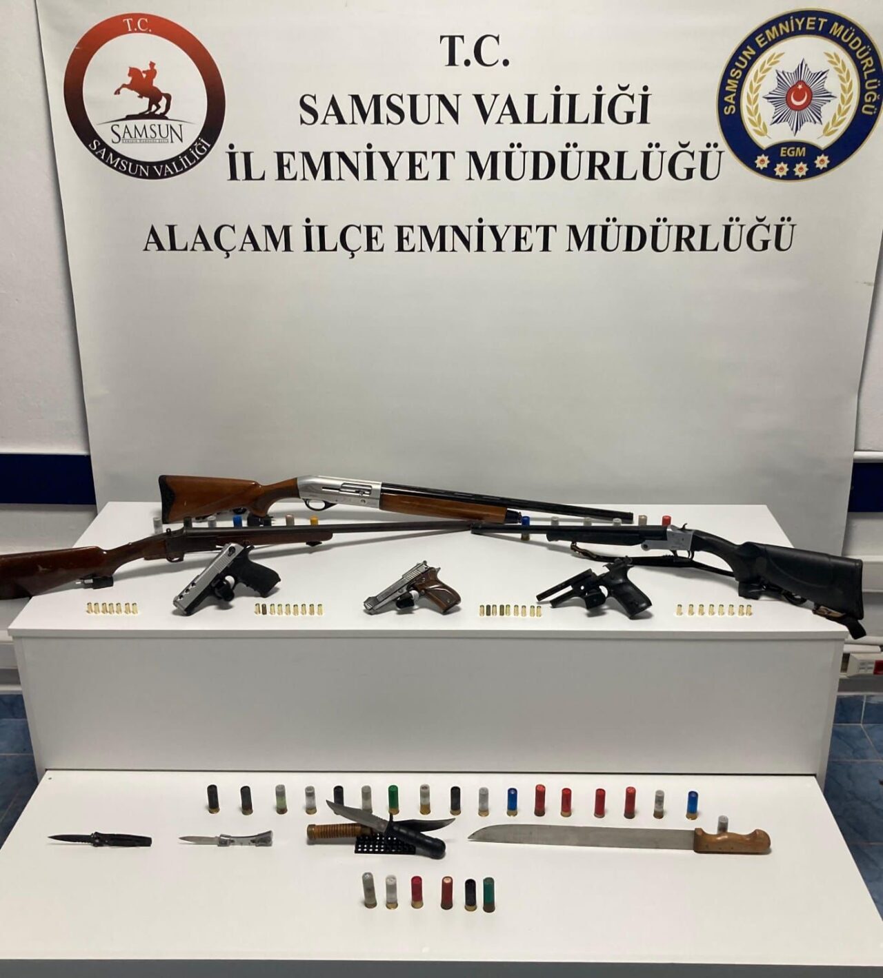 Samsun'un Alaçam ilçesinde düzenlenen operasyonda, 43 yaşındaki Ş.D.'nin evinde ruhsatsız