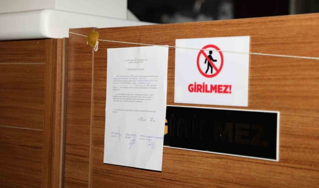 Alanya Zabıta Ekipleri AVM’de Gıda Denetimi Yaptı, Süresi Dolmuş Ürünler Mühürlendi Alanya Belediyesi Zabıta Müdürlüğü, Mahmutlar Mahallesi'ndeki bir AVM'de yaptığı denetimde,