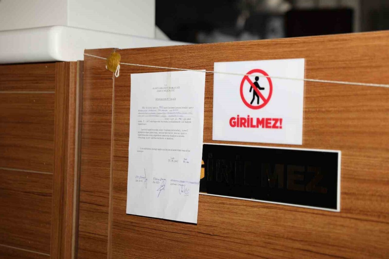 Alanya Belediyesi Zabıta Müdürlüğü, Mahmutlar Mahallesi'ndeki bir AVM'de yaptığı denetimde,