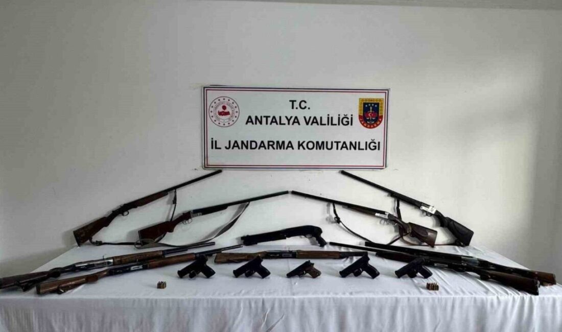 Alanya’da Jandarma Ekipleri Ruhsatsız 15 Silah Ele Geçirdi Antalya İl Jandarma Komutanlığı'nın Alanya'da gerçekleştirdiği operasyon sonucu, 5 adreste
