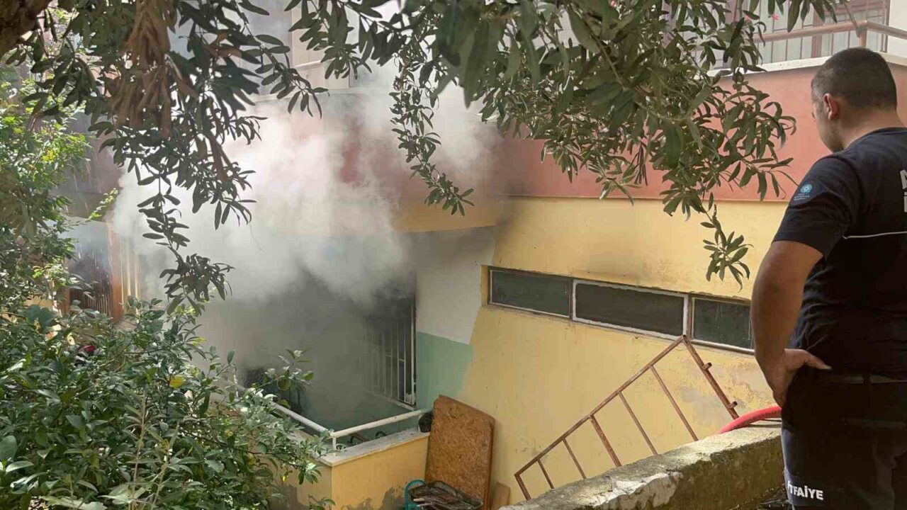 Antalya'nın Alanya ilçesindeki 4 katlı bir binanın birinci katında çıkan