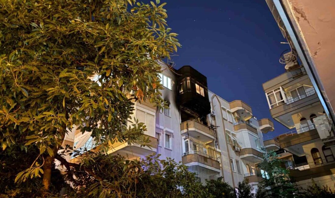 Antalya'nın Alanya ilçesinde gece saatlerinde bir apartman dairesinde çıkan yangında