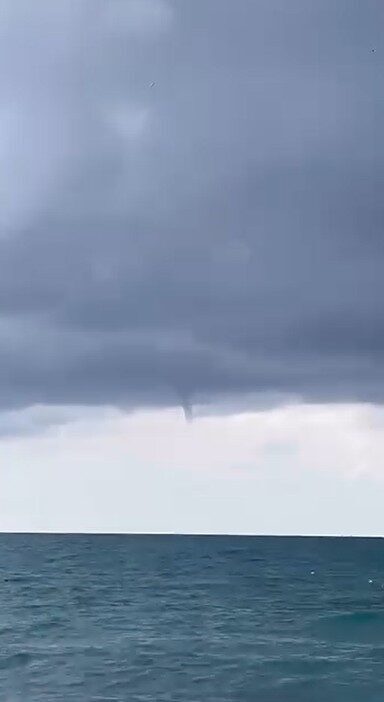 Antalya'nın Alanya ilçesinin Konaklı Mahallesi sahilinde sabah saatlerinde deniz üzerinde